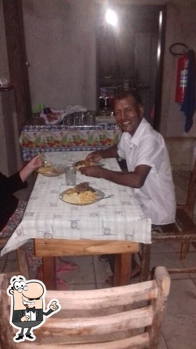 Sente em uma das mesas no Restaurante Da Zuzu