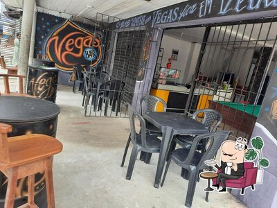 O interior do Vegas Bar