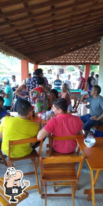 Sente em uma das mesas no Bar do peixe