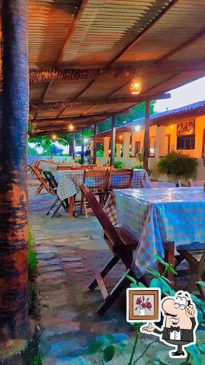 Sente em uma das mesas no Casa Grande Pizzaria