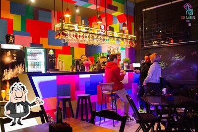 Veja imagens do interior do No Label Pub