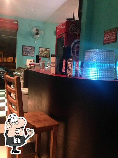 O interior do Retrô Lanchonete E Café