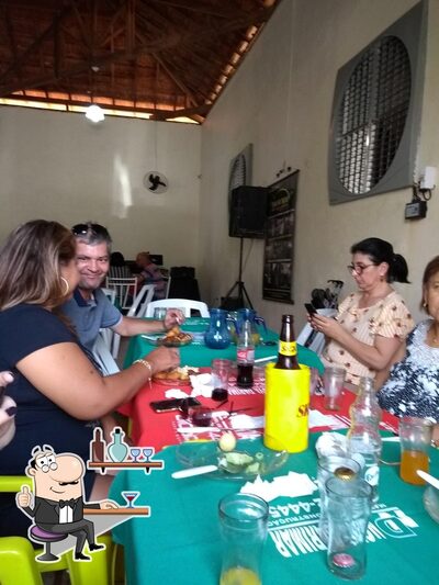 Sente em uma das mesas no Restaurante Porco no tacho Taquari