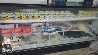 Sente em uma das mesas no Padaria Carioca