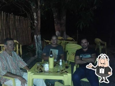 Sente em uma das mesas no Mandala