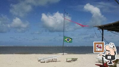 Sente em uma das mesas no Piratas Bar