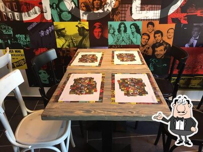 Siediti a un tavolo di Godot Dinner House