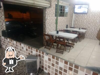 Sente em uma das mesas no Zoinho Lanche