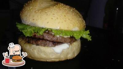 Deguste um dos hambúrgueres oferecidos no Hamburgueria Du Dudu