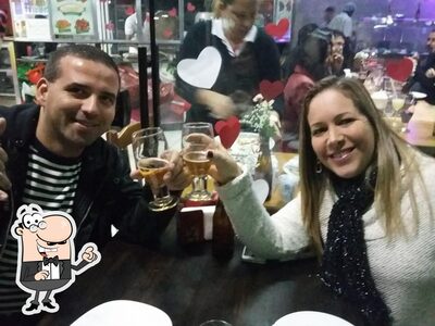 Sente em uma das mesas no Pizzaria e Restaurante da Praça