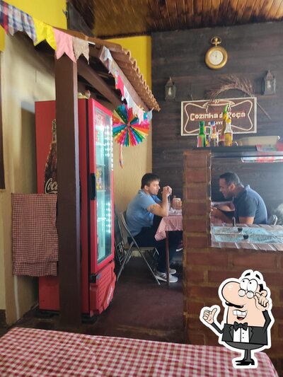 Sente em uma das mesas no Restaurante Cozinha Da Roça