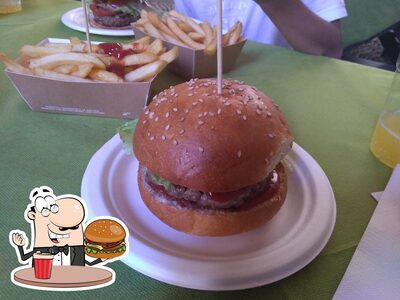 Prenditi un hamburger al ristorante H burger Lavagna