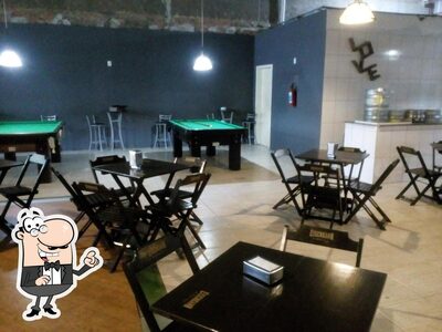 Sente em uma das mesas no Show de Bola Park & Food