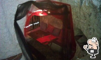 Dai un'occhiata agli interni di La Grotta