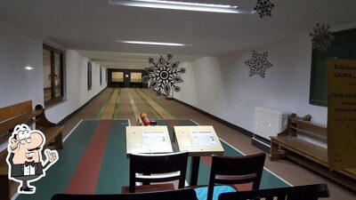 Nehmt an einem der Tische im Zum Farmer Platz