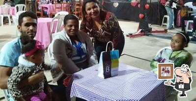 Sente em uma das mesas no Cantina da Tia Dani