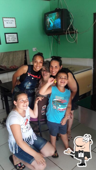 Sente em uma das mesas no Churrascaria E Lanch. Paladar