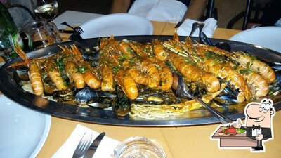 Prenditi tra i vari pasti di mare proposti al ristorante AUGUSTINO restaurant & pension