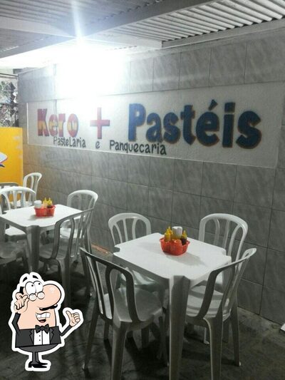Sente em uma das mesas no Quero + Pastéis
