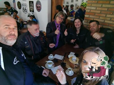 Sente em uma das mesas no Pastelaria do Mi e Restaurante - Cabreúva