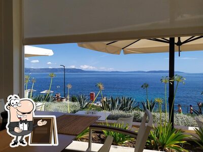 Goditi la vista dagli esterni di Oliva Grill