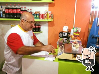 Sente em uma das mesas no Restaurante e pizzaria Tio Naná