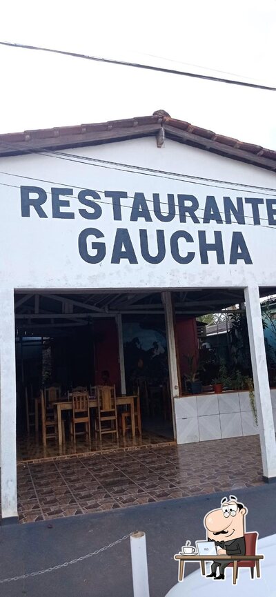 Sente em uma das mesas no Restaurante Gaucha