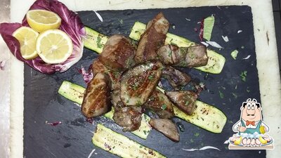 I clienti di Trattoria la lucciola cucina tipica siciliana possono avere diversi prodotti di cucina di mare