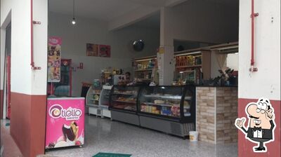 Sente em uma das mesas no Padaria A Caçula