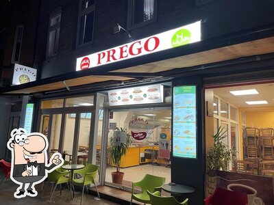 Installez-vous à l'une des tables de Prego Grill