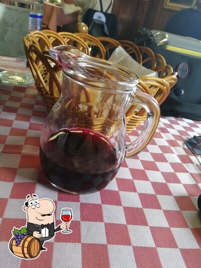 Degusta un bicchiere di vino alla fine di una stressante giornata lavorativa