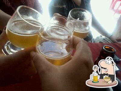 Peça um copo de cerveja leve ou escura