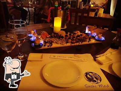 Veja imagens do interior do Sushi Med