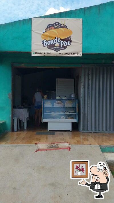 Sente em uma das mesas no Panificadora Bonde Pão
