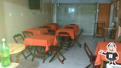 Sente em uma das mesas no lanchonete e pizzaria parque das garças