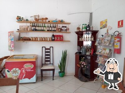 Sente em uma das mesas no Restaurante Bença Vó