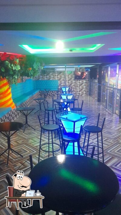 Sente em uma das mesas no STYLLUS BEER