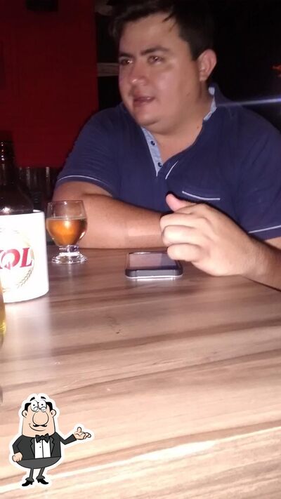 Sente em uma das mesas no Sushi Grill