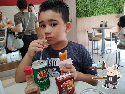 Sente em uma das mesas no Padaria Bueno