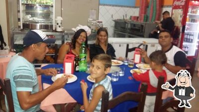 Sente em uma das mesas no Dilson pizzaria