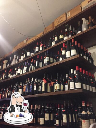 Degusta un bicchiere di vino alla fine di una lunga giornata lavorativa