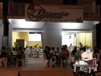 O interior do Pizzaria Suprema