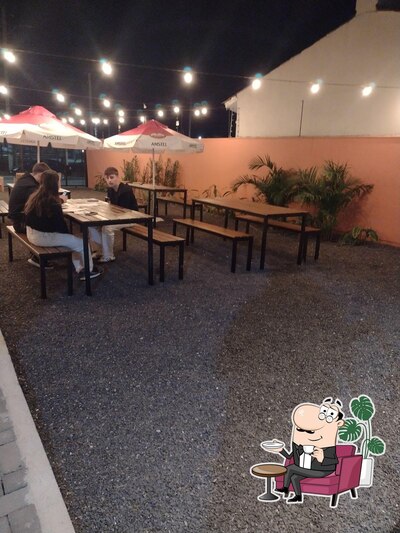 Sente em uma das mesas no PÁTIO Street Food