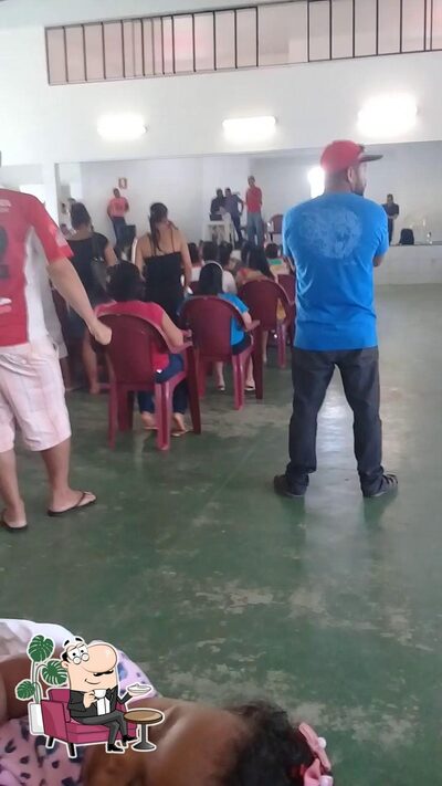 Sente em uma das mesas no Vila Pão - Auto Serviço e Padaria
