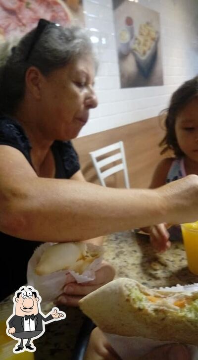 Sente em uma das mesas no Massa Viva Grill