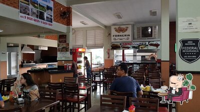 Sente em uma das mesas no Ficus Restaurante e Lanchonete