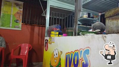 Sente em uma das mesas no Ivo's Lanches