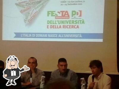 Dai un'occhiata agli interni di EXMA cafe