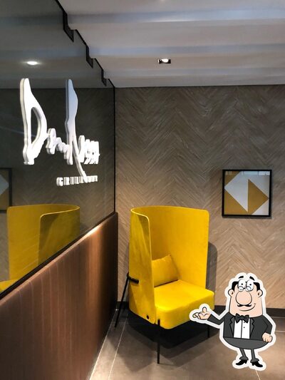 Sente em uma das mesas no Dom Rosso Grill Bar