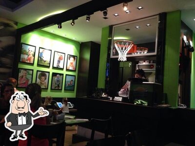 Sente em uma das mesas no Healthy & Fun Hamburgueria